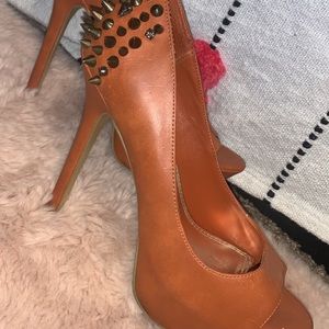 Tan heels from BAKERS